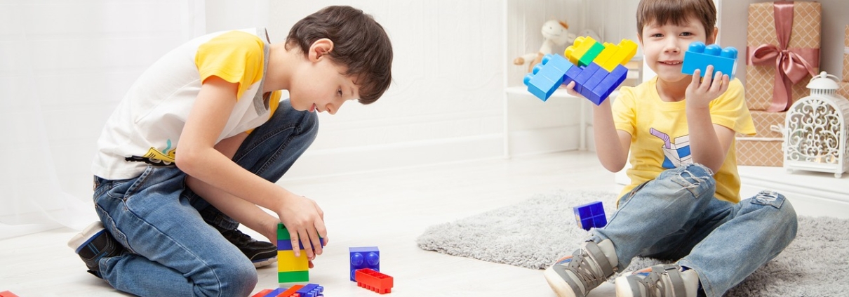 niños jugando con juguetes