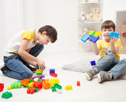 niños jugando con juguetes