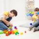 niños jugando con juguetes