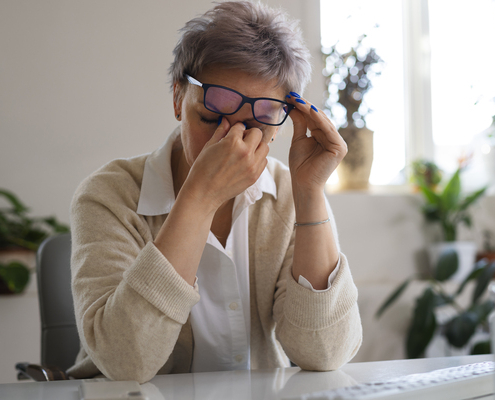mujer con conjuntivitis