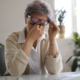 mujer con conjuntivitis